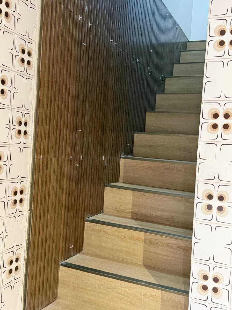 Escada renovada, com madeira e guarda-corpo novos, depois da reforma