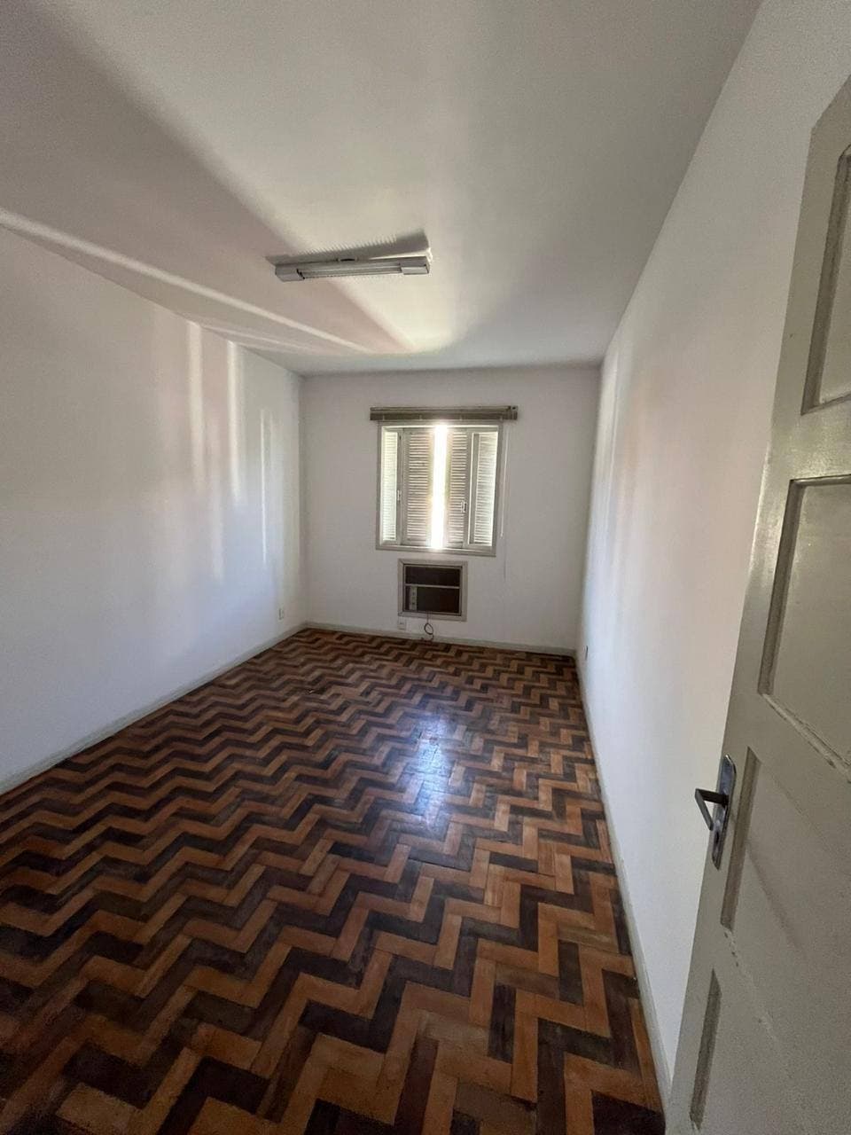 Quarto com piso de taco, antes da reforma